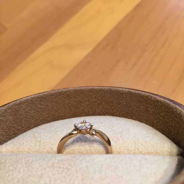 【COLANY(コラニー)の口コミ】 まず肌の色から絶対にピンクゴールドが良いと思っていました。プラチナの…