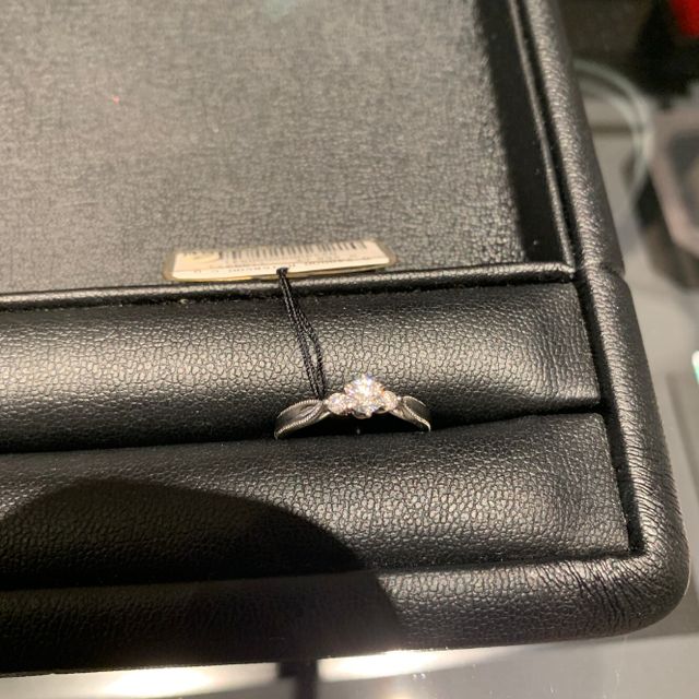 【エクセルコダイヤモンド(EXELCO DIAMOND)の口コミ】 指輪は、職人さんが丁寧に手作業でつくっているそうです。模様は機械では…