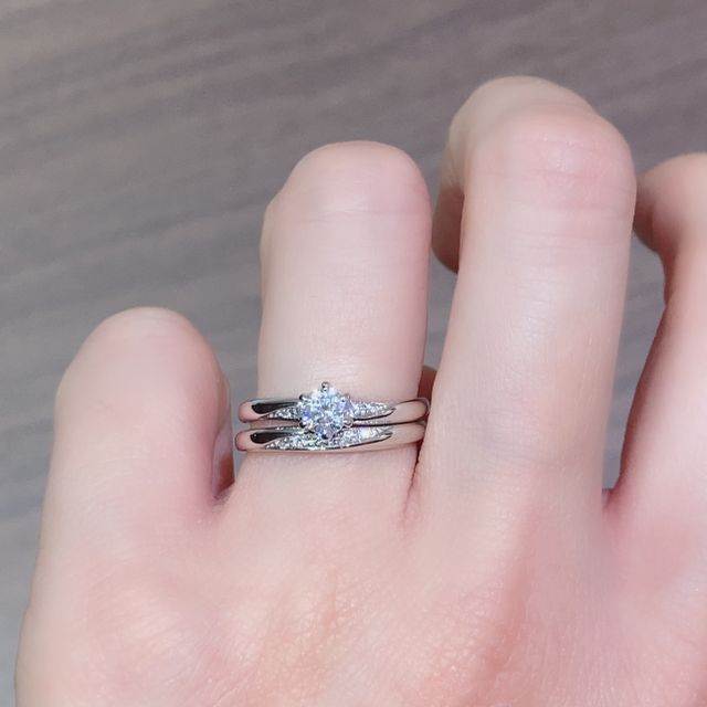 【CAFERING(カフェリング)の口コミ】 海辺をイメージしていて流れるようにメレダイヤが数石留まっていると聞い…