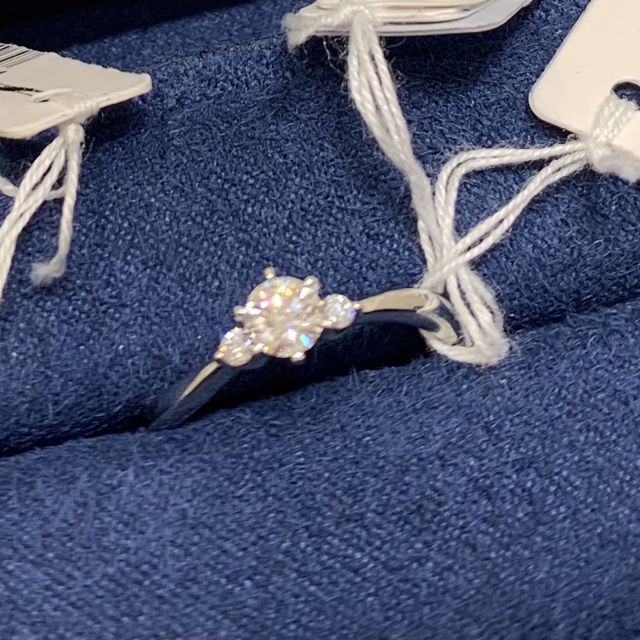 【4℃ BRIDAL(ヨンドシーブライダル)の口コミ】 指輪全体がウェーブしていて、インフィニティ♾ をモチーフにしている。ウ…