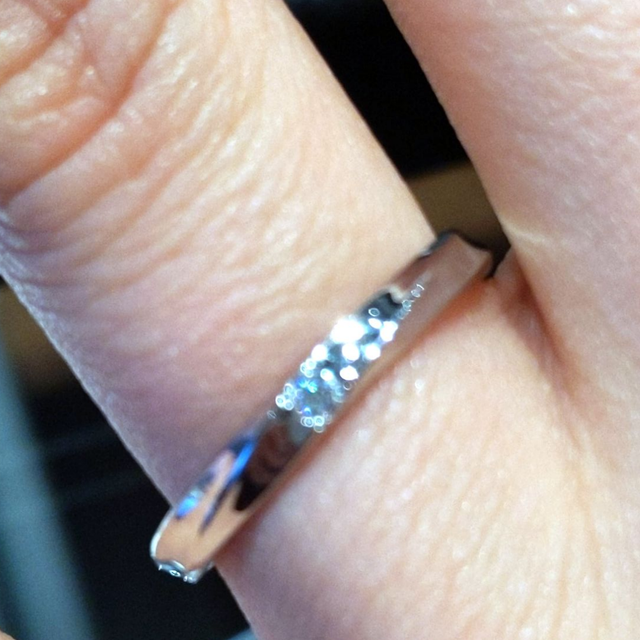 【I's stone(アイズストーン)の口コミ】 デザイン:ストレートだが、エンボス加工が波を模しており、躍動感がある。…