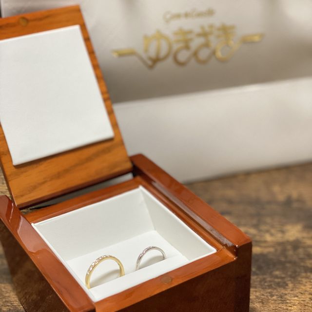 【YUKIZAKI BRIDAL(ユキザキブライダル)の口コミ】 ウェーブ型にダイヤが入っており、装着した際に指が綺麗に見えます。
シン…