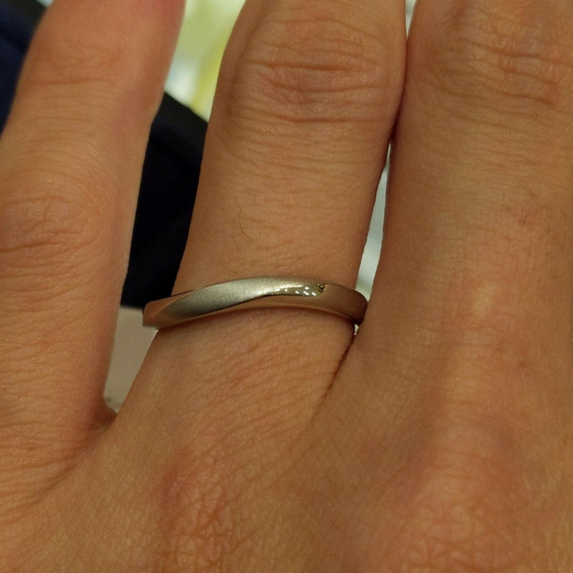 【4℃ BRIDAL(ヨンドシーブライダル)の口コミ】 デザイン:ウェーブデザインで、マット加工が施されており、オシャレな指輪…