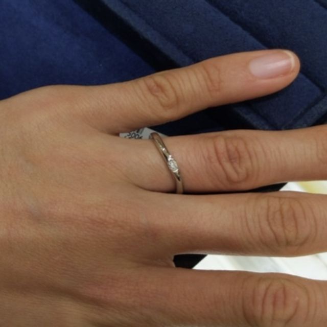 【4℃ BRIDAL(ヨンドシーブライダル)の口コミ】 ウェーブでおしゃれなデザインです。真ん中のダイヤがキラキラしていてか…