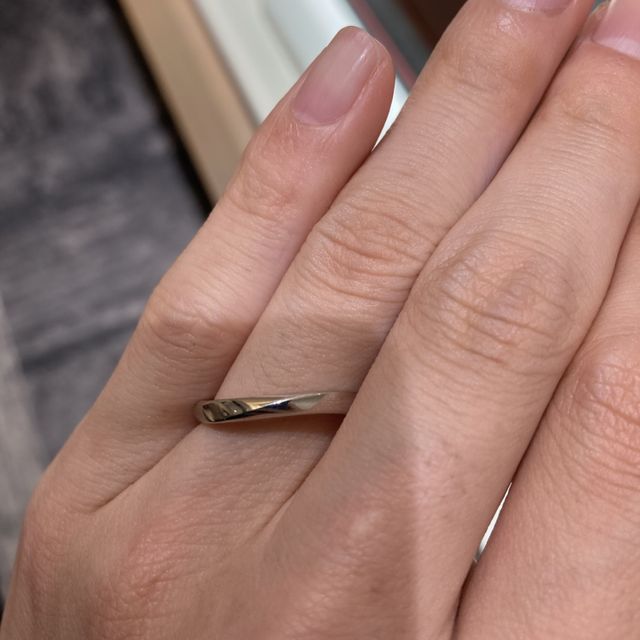 【ラザール ダイヤモンド(LAZARE DIAMOND)の口コミ】 デザイン:ストレートデザインだがウェーブに見えるデザイン、マット加工な…