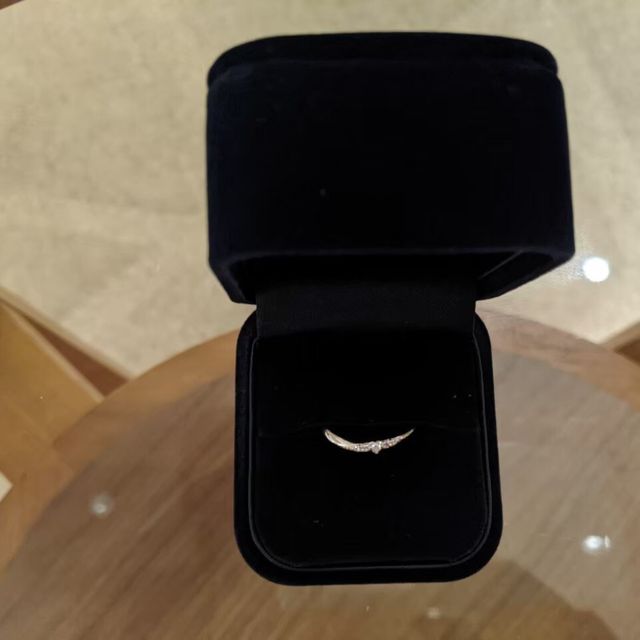 【銀座ダイヤモンドシライシの口コミ】 デザイン:メインのダイヤモンドは大きすぎず、上品に収まっている。メイン…