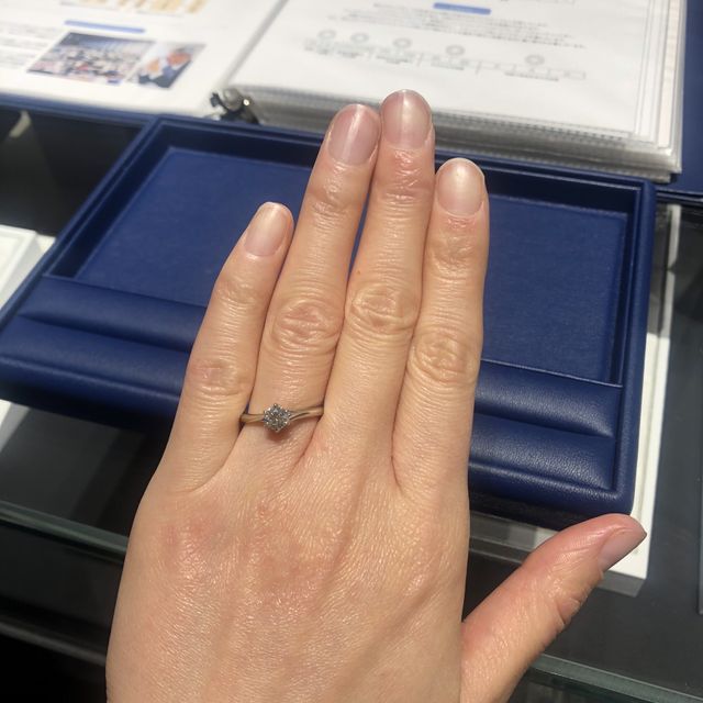 【銀座ダイヤモンドシライシの口コミ】 指輪のデザインについて、ever afterは側面から見ると2人が手を取り合って…