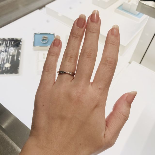 【ティファニー(Tiffany & Co.)の口コミ】 作りがシンプルで飽きのこないデザインだと思います。真ん中がキュっとし…