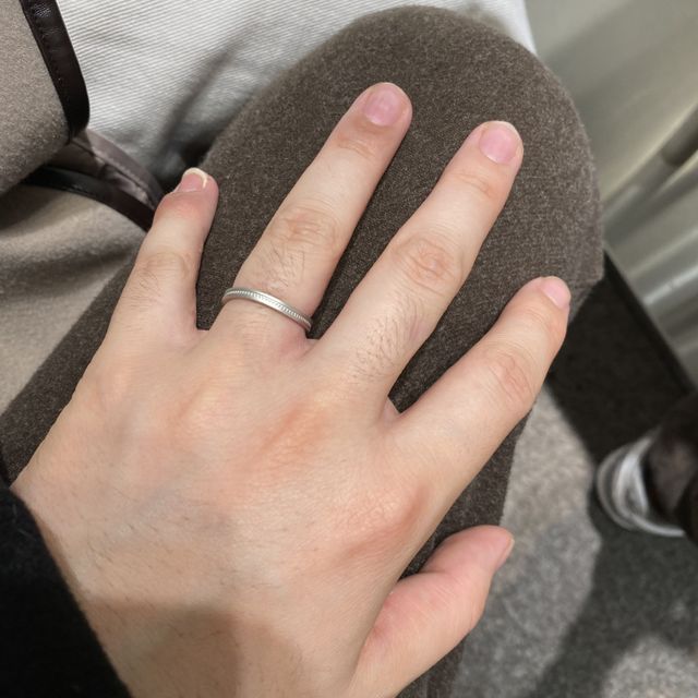 【アイプリモ(I-PRIMO)の口コミ】 元々は非常にシンプルな指輪を希望していたが、この指輪の中央に小さなハ…