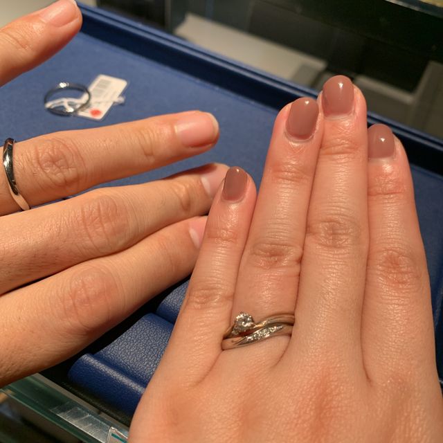 【銀座ダイヤモンドシライシの口コミ】 婚約指輪がウェーブのデザインなので、それに合うデザインを探していまし…