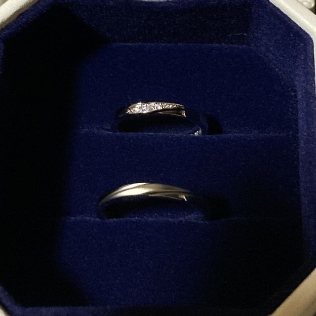 【4℃ BRIDAL(ヨンドシーブライダル)の口コミ】 鍛造製法という丈夫な製法と、婚約指輪とのコーディネート、デザインが気…