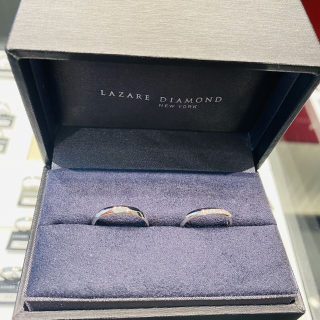 【ラザール ダイヤモンド(LAZARE DIAMOND)の口コミ】 ゴツゴツせず、シンプルすぎず、可愛くて即決しました。女性側は斜めにデ…