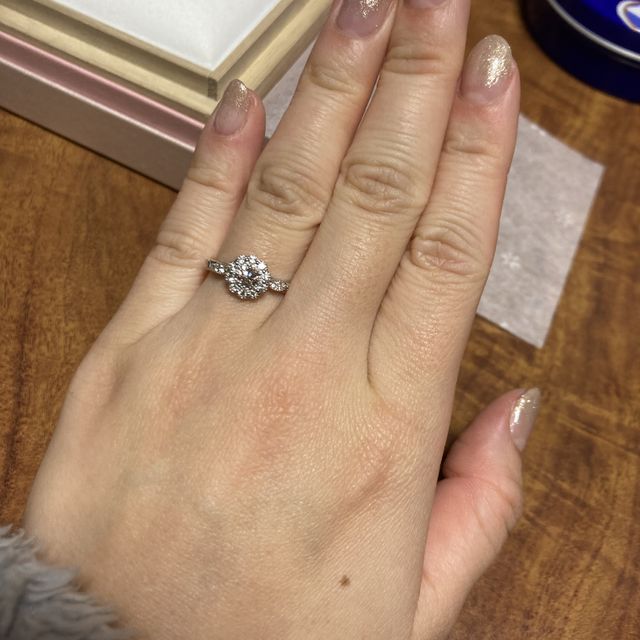 【輝彩(きさい)の口コミ】 私は、花の中で1番向日葵が好きです。この指輪の名前も向日葵という名前で…