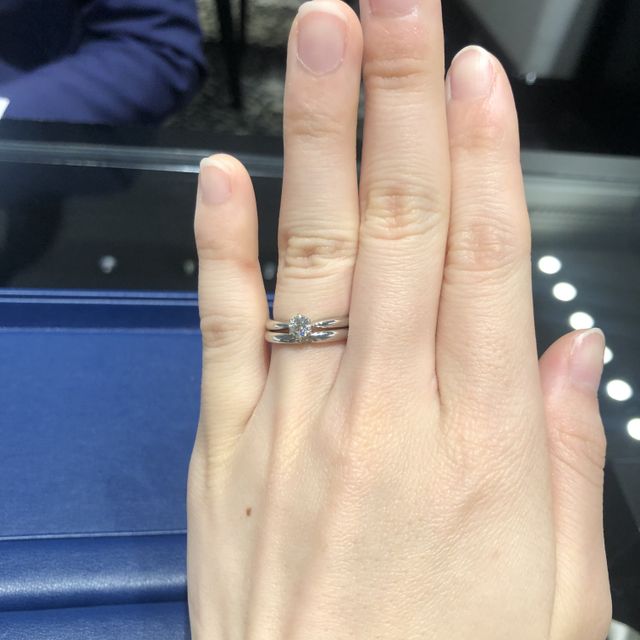 【銀座ダイヤモンドシライシの口コミ】 婚約指輪は憧れの１つ大きなものにしてつけたときに指が綺麗に見えるよう…