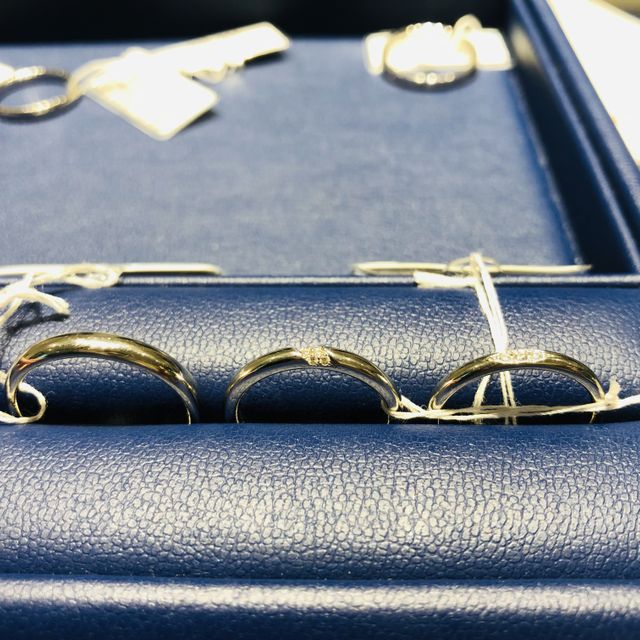 【銀座ダイヤモンドシライシの口コミ】 ワンポイントで斜めにダイアモンドがあしらわれている独特なデザインで、…