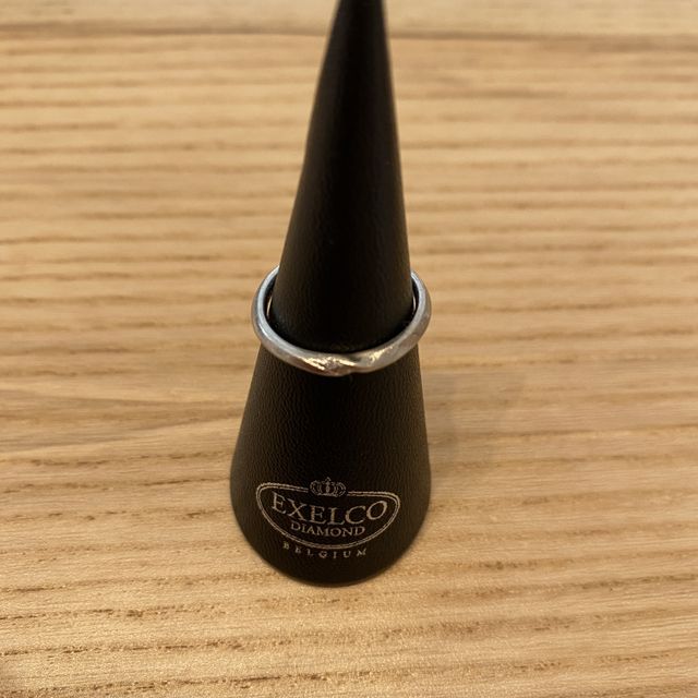 【エクセルコダイヤモンド(EXELCO DIAMOND)の口コミ】 ダイヤモンドが斜めに入っていて、程よくきらりと光る感じがとても綺麗で…