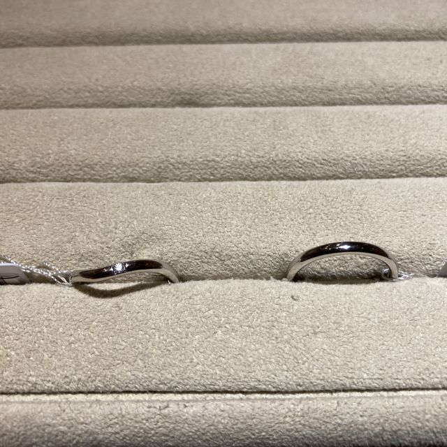【TRECENTI(トレセンテ)の口コミ】 デザインに関しては、新郎はシンプルな形でプラチナが良かったのに対し、…