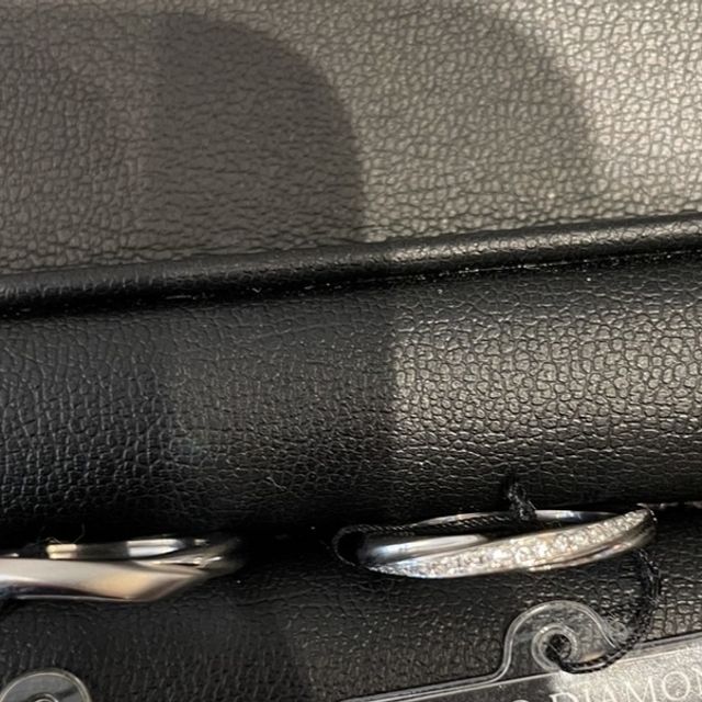 【エクセルコダイヤモンド(EXELCO DIAMOND)の口コミ】 女性用リングはどの角度からも、特に指を垂直にした時も上からダイヤモン…