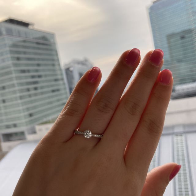 【ラザール ダイヤモンド(LAZARE DIAMOND)の口コミ】 真ん中のダイヤモンドにかけてキュッと細くなるリングのデザインが可愛い…