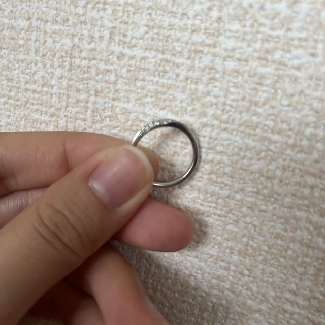 【エクセルコダイヤモンド(EXELCO DIAMOND)の口コミ】 キラキラ感がとっても可愛いかったのと、婚約指輪との重ね付けの印象がい…