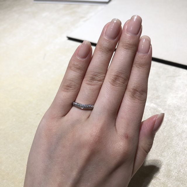 【ブルガリ(BVLGARI)の口コミ】 プラチナでダイヤ入りで婚約指輪との重ね付けの相性が良いものを探してい…
