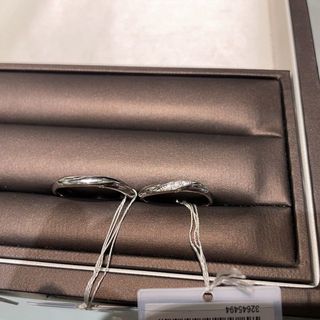 【アイプリモ(I-PRIMO)の口コミ】 細めのウェーブタイプの指輪でした。
斜めになっているため、手の水掻きに…