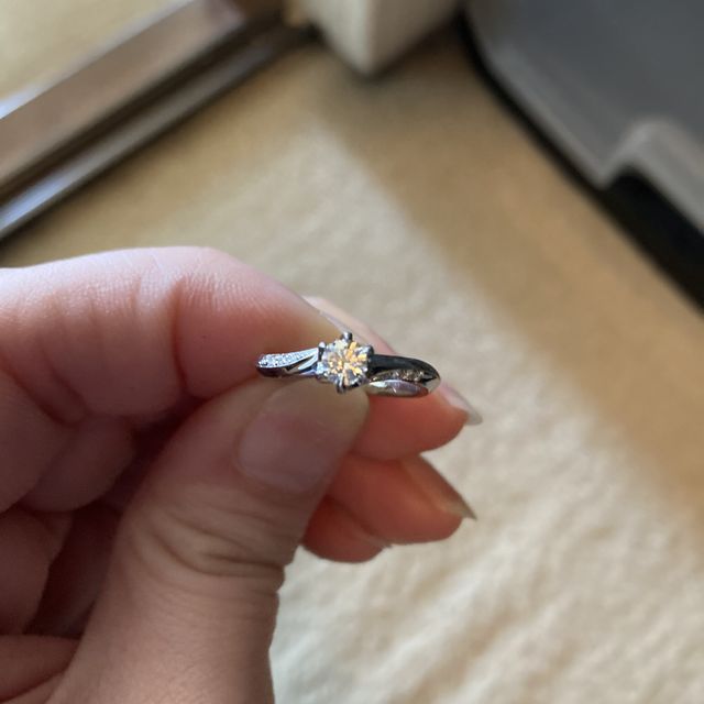 【エクセルコダイヤモンド(EXELCO DIAMOND)の口コミ】 婚約指輪を探しにいきました。一粒のダイヤモンドが非常に美しいのと、そ…