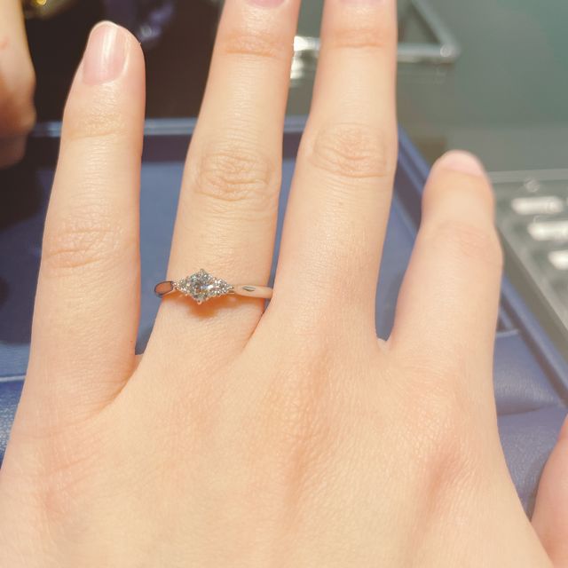 【エクセルコダイヤモンド(EXELCO DIAMOND)の口コミ】 中央にメインのダイヤ、横に二つのメレダイヤ、指輪部分はミルウチされた…