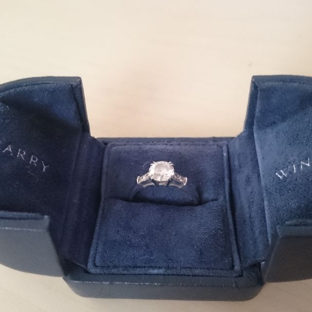 【ハリー・ウィンストン(Harry Winston)の口コミ】 婚約指輪にはHarry Winstonのがほしかったので、夫に伝えて買ってもらいま…