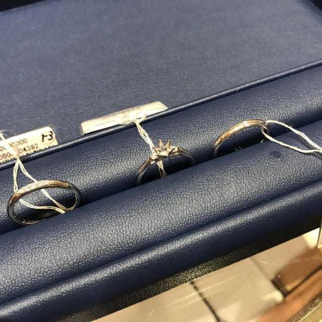 【銀座ダイヤモンドシライシの口コミ】 指輪のリングのバリエーションが非常に豊富で、満足できるデザインが選べ…