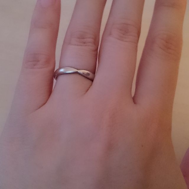 【ティファニー(Tiffany & Co.)の口コミ】 夫とお揃いの結婚指輪が欲しかったので、シンプルであまり光沢のないもの…