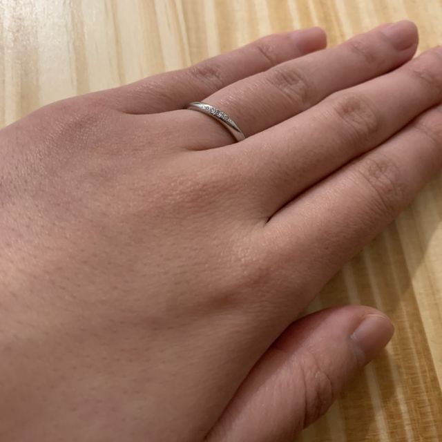 【4℃ BRIDAL(ヨンドシーブライダル)の口コミ】 ウェーブしたデザインでつけたときにしっくりくると感じました。
５つダイ…