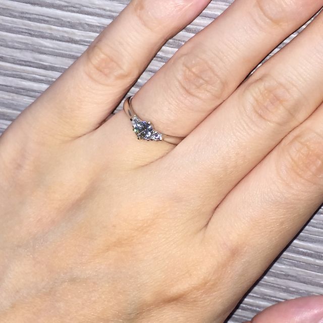 【Mr.MONDIAM & Ms.APHRODITE(ミスターモンディアムアンドミスアフロディーテ)の口コミ】 デザイン、価格、共に他店より満足のいくものでした。
事前にネットでカラ…