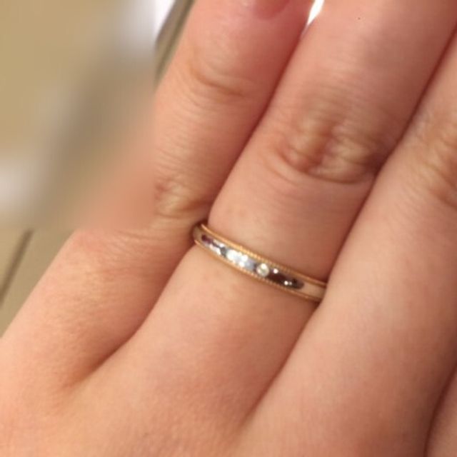 【BRIDGE(ブリッジ)の口コミ】 一石入ったダイヤモンドのデザインやミル打ちの装飾が可愛らしい雰囲気で…