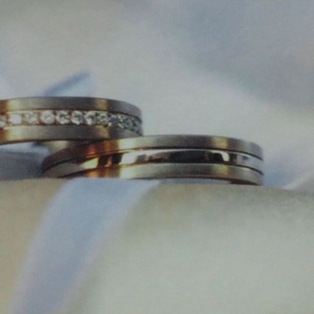 【AHKAH(アーカー)の口コミ】 私も旦那も、一般的なシルバーの細い結婚指輪が似合わないので、ゴールド…