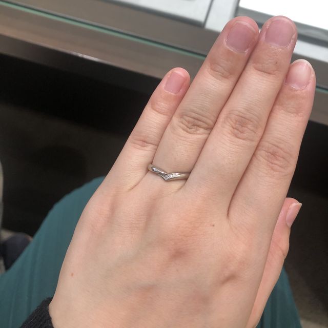 【アイプリモ(I-PRIMO)の口コミ】 指にあまり自信がありませんでしたが、着けてみるとV字で指が長く見えたよ…