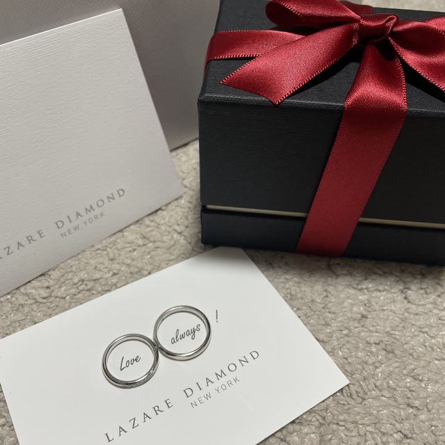 【ラザール ダイヤモンド(LAZARE DIAMOND)の口コミ】 シンプルで飽きのこない、いくつになってもつけられる
結婚指輪らしいデザ…
