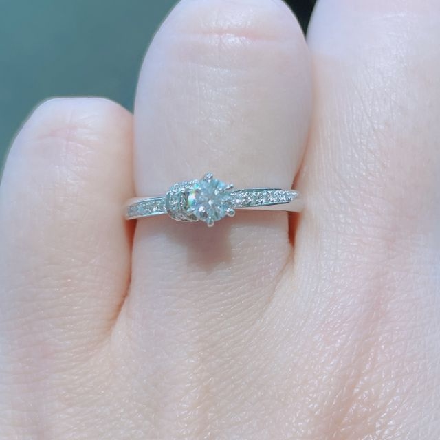 【エクセルコダイヤモンド(EXELCO DIAMOND)の口コミ】 メレダイヤモンドのサイズは小さくないので、キラキラ感がはっきり出るデ…