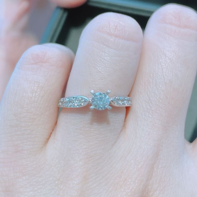 【エクセルコダイヤモンド(EXELCO DIAMOND)の口コミ】 センターのダイヤモンドに高さもあり、センターに目が行くデザインです。…