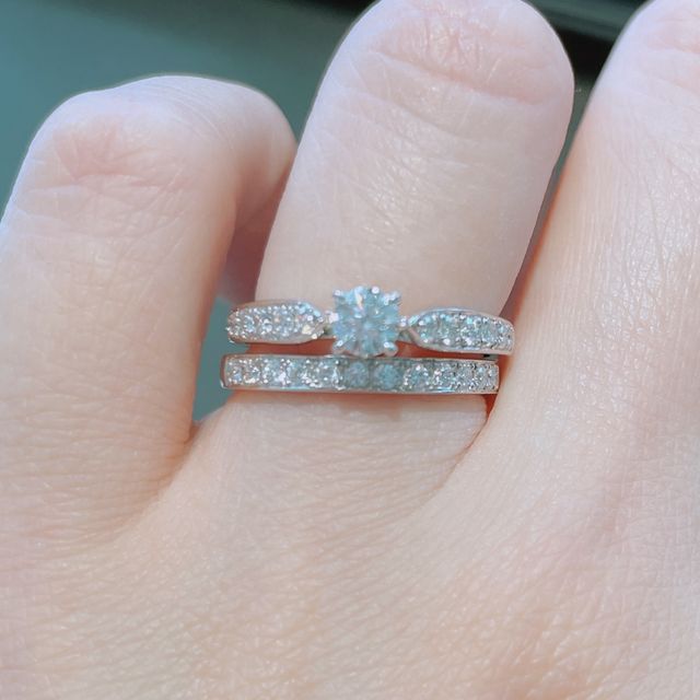 【エクセルコダイヤモンド(EXELCO DIAMOND)の口コミ】 センターのダイヤモンドに高さもあり、センターに目が行くデザインです。…