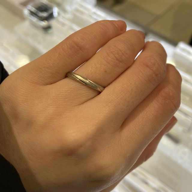 【ヴァンドーム青山(VENDOME AOYAMA)の口コミ】 全体的に艶消し加工がされた指輪ですが、模様が入っておりキラリと光りま…
