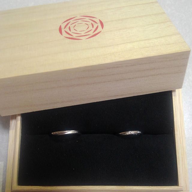 【出雲結(いずもゆい)の口コミ】 出雲結さんの指輪のうち、2種類で最後まで迷いに迷いましたが、上品で流れ…