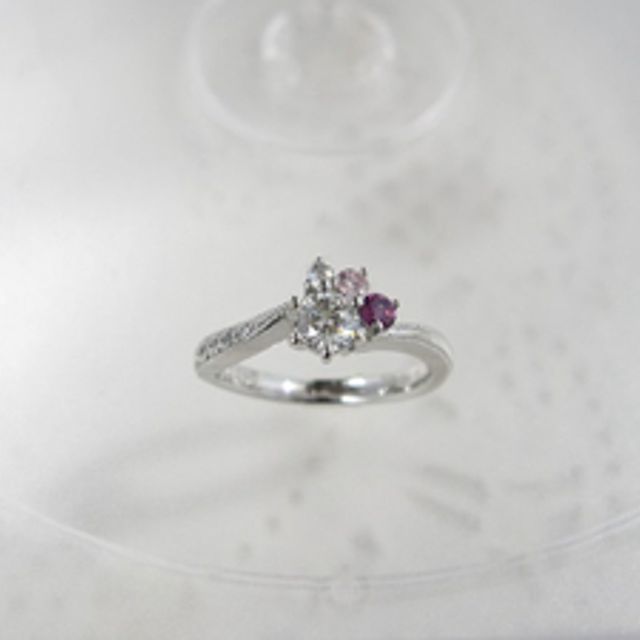 【ジュエリームナカタ(Jewelry MUNAKATA)の口コミ】 有名ブランドの指輪も何店舗か見に行きましたが、やはり世界に唯一の婚約…