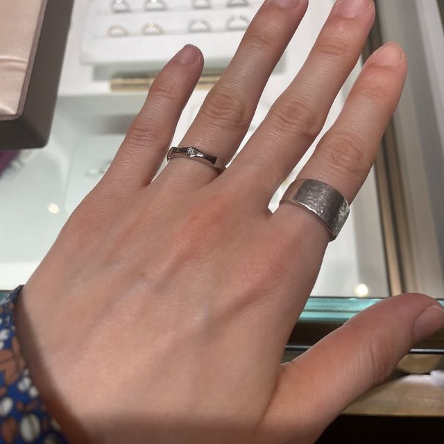 【ブルガリ(BVLGARI)の口コミ】 デザイン性のある指輪をハイブランドで探していました。
こちらは波打って…