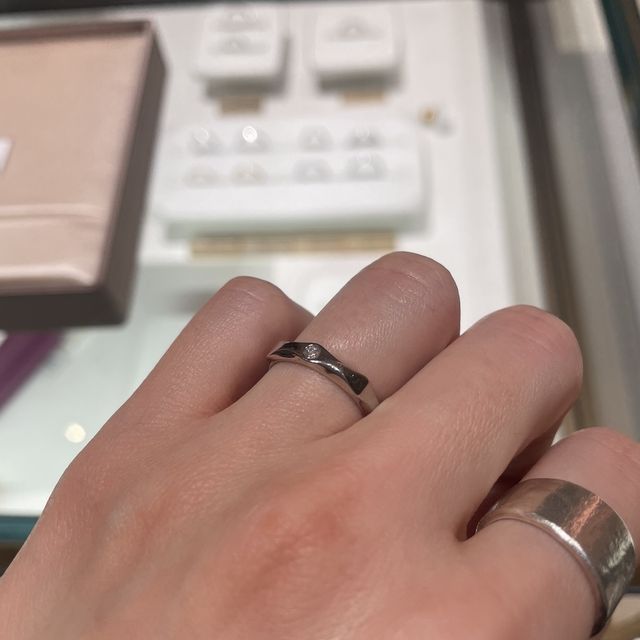 【ブルガリ(BVLGARI)の口コミ】 デザイン性のある指輪をハイブランドで探していました。
こちらは波打って…