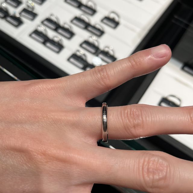 【ラザール ダイヤモンド(LAZARE DIAMOND)の口コミ】 結婚指輪＝シンプルなプラチナ素材の指輪と考えていたが、さりげなく中央…