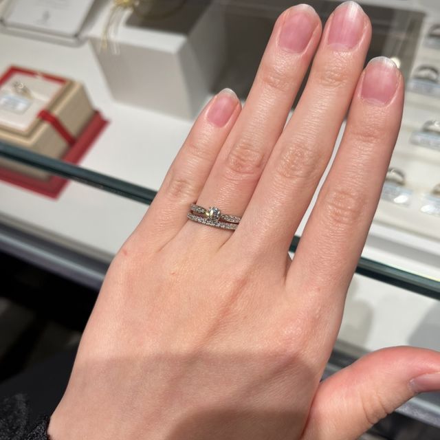 【銀座ダイヤモンドシライシの口コミ】 ハーフエタニティタイプの指輪を探していたため試着しました。幅が2ミリと…