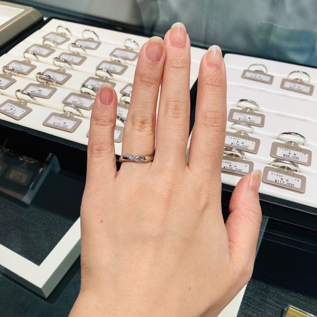 【WAKO BRIDALの口コミ】 まず名前が好きです。太くしっかりした指輪で、波のようにダイヤのライン…