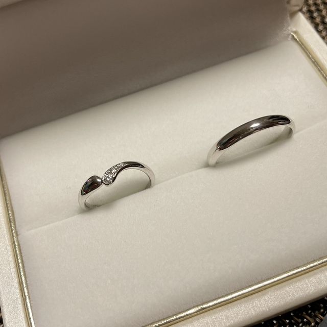 【宝寿堂(ほうじゅどう)の口コミ】 指がムチムチしているせいで指輪を埋もれさせたくない！

婚約指輪は買わ…