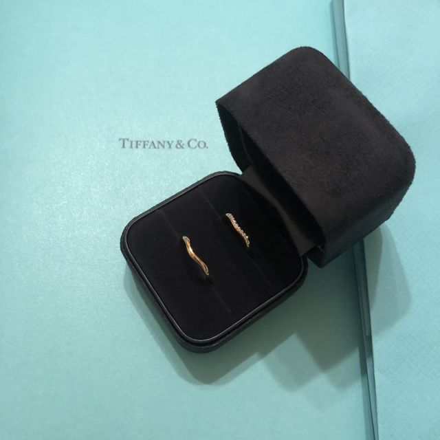 【ティファニー(Tiffany & Co.)の口コミ】 日焼け肌にも肌馴染みの良いピンクゴールドにしまさした。女性側はシンプ…